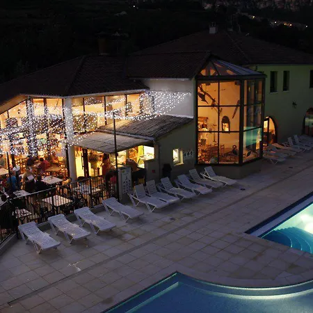 Camping Les Prades 营地 莫斯特约勒斯